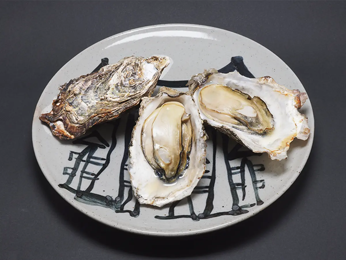 大粒の身に濃厚な風味を閉じ込めた名物の焼きがき