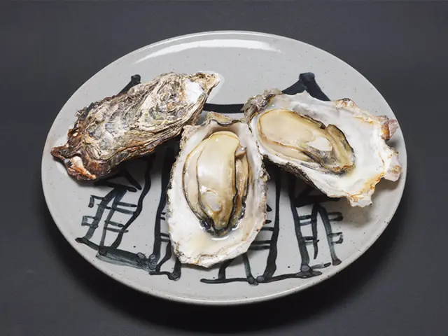 大粒の身に濃厚な風味を閉じ込めた名物の焼きがき