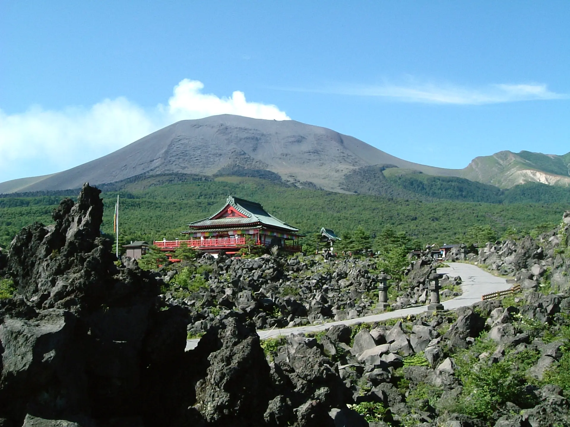 浅間山大噴火の溶岩が作り上げた独特の景観と美しい高山植物を楽しめる奇勝