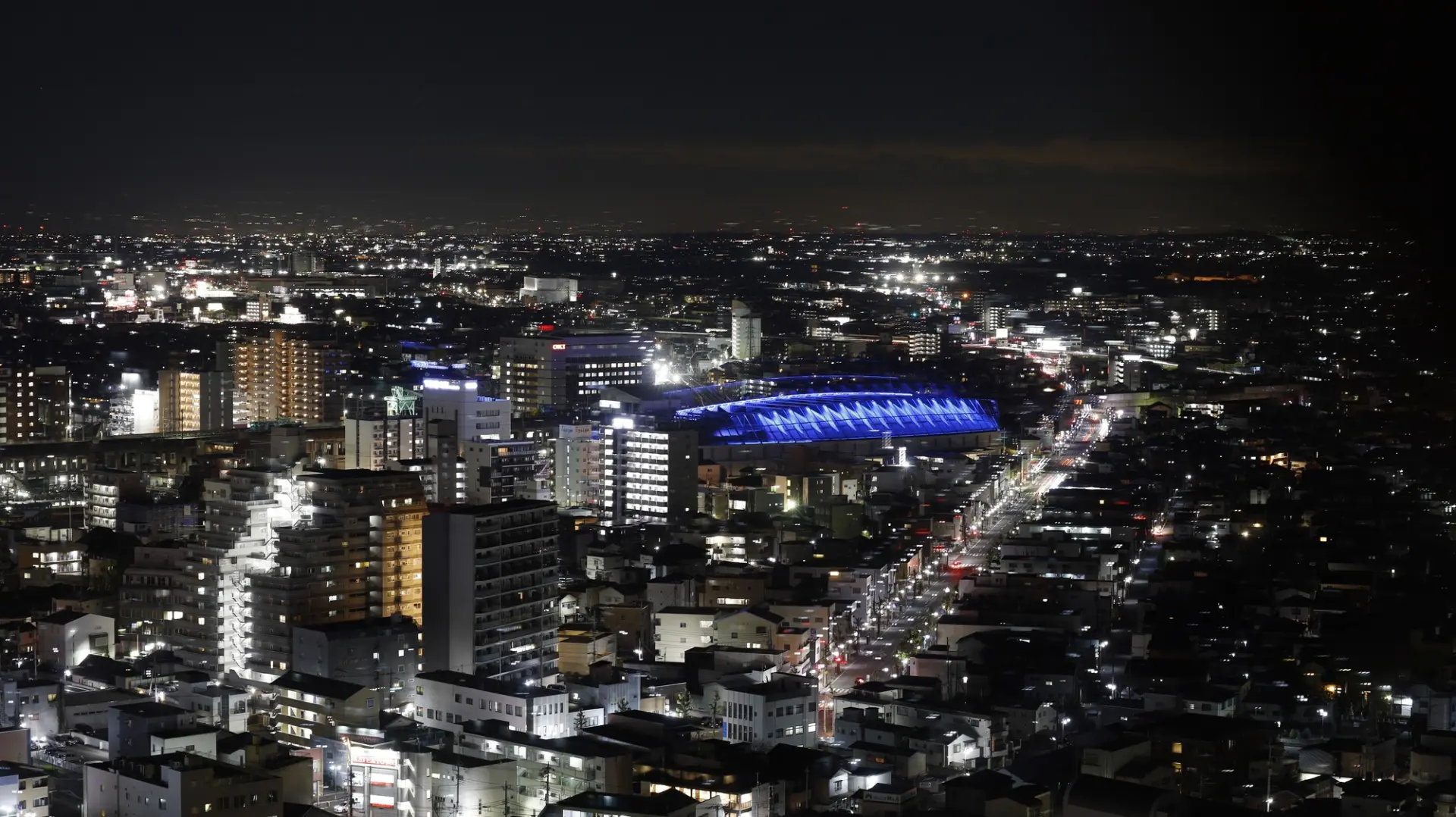 大きな窓越しに眺める高崎市街地の夜景