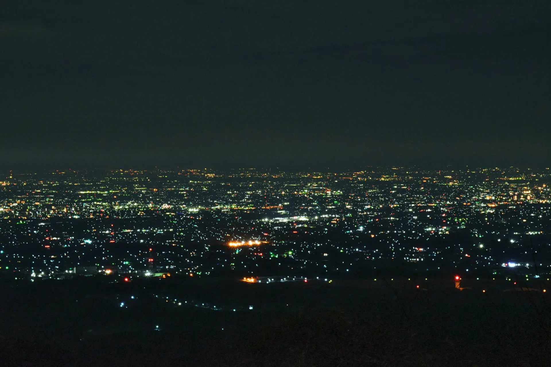 駐車場から眺める街が煌めく夜景