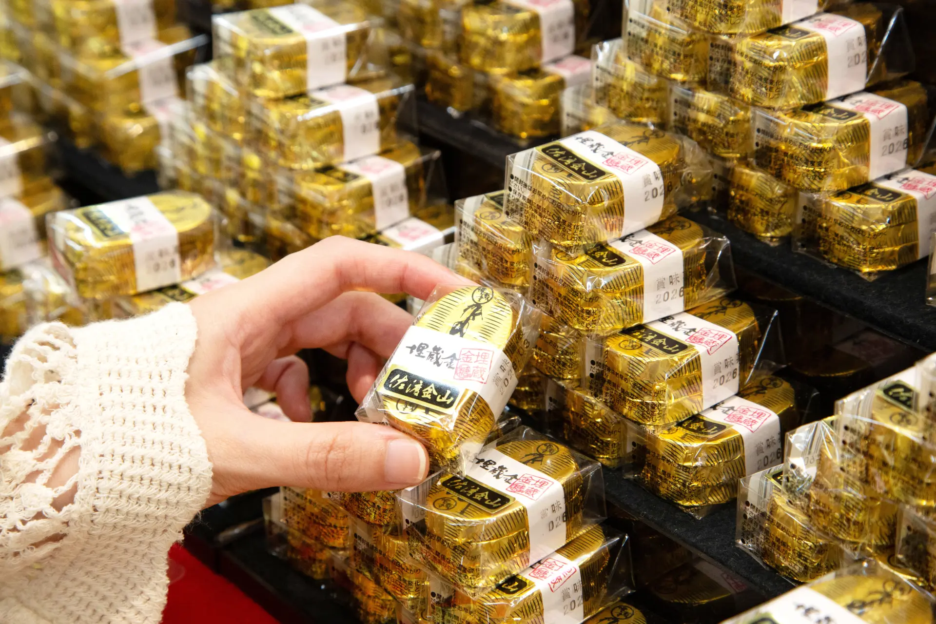 个性的纪念品琳琅满目，作为伴手礼定能让对方欣喜