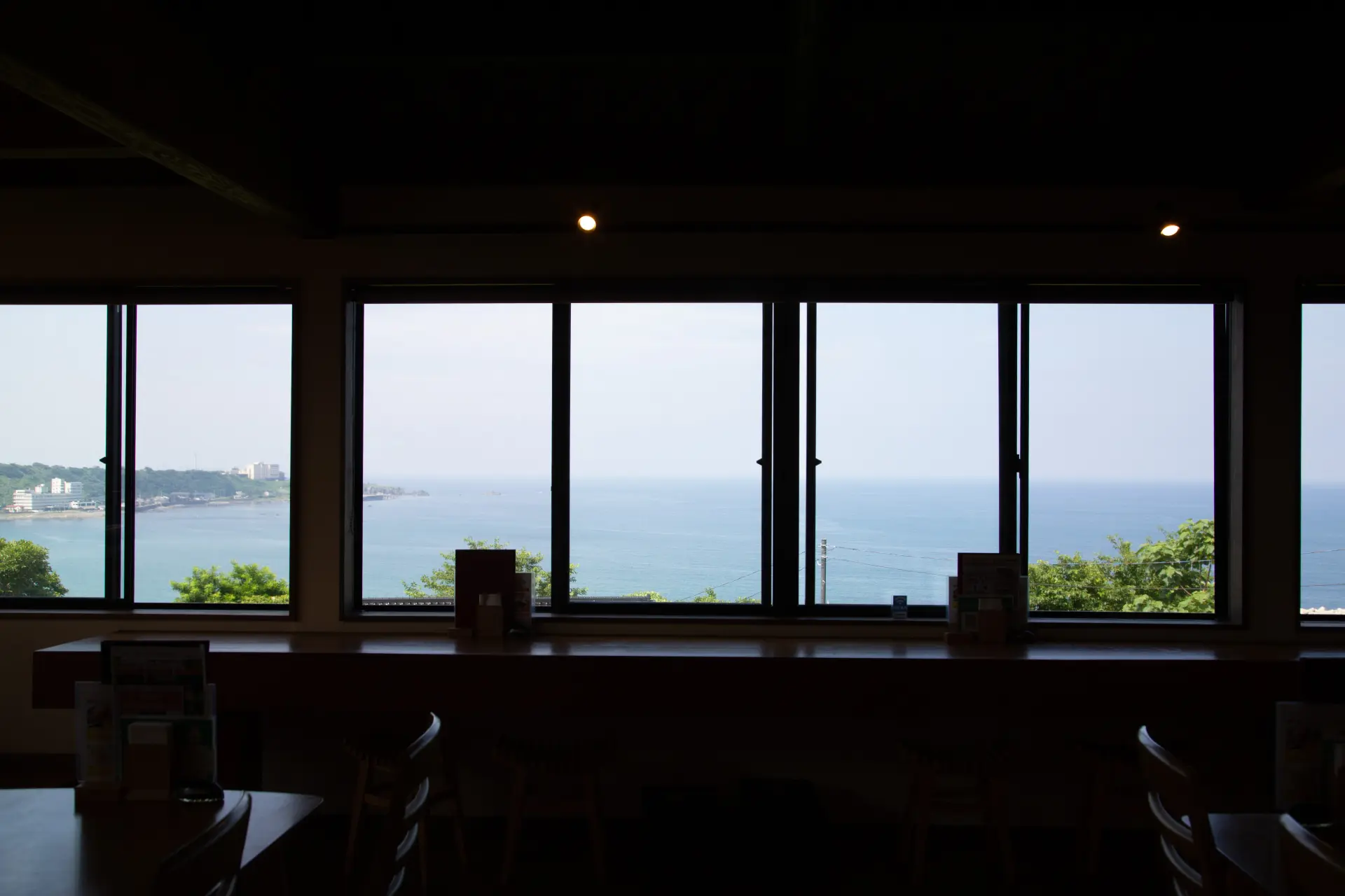 透过大片窗户望见辽阔日本海