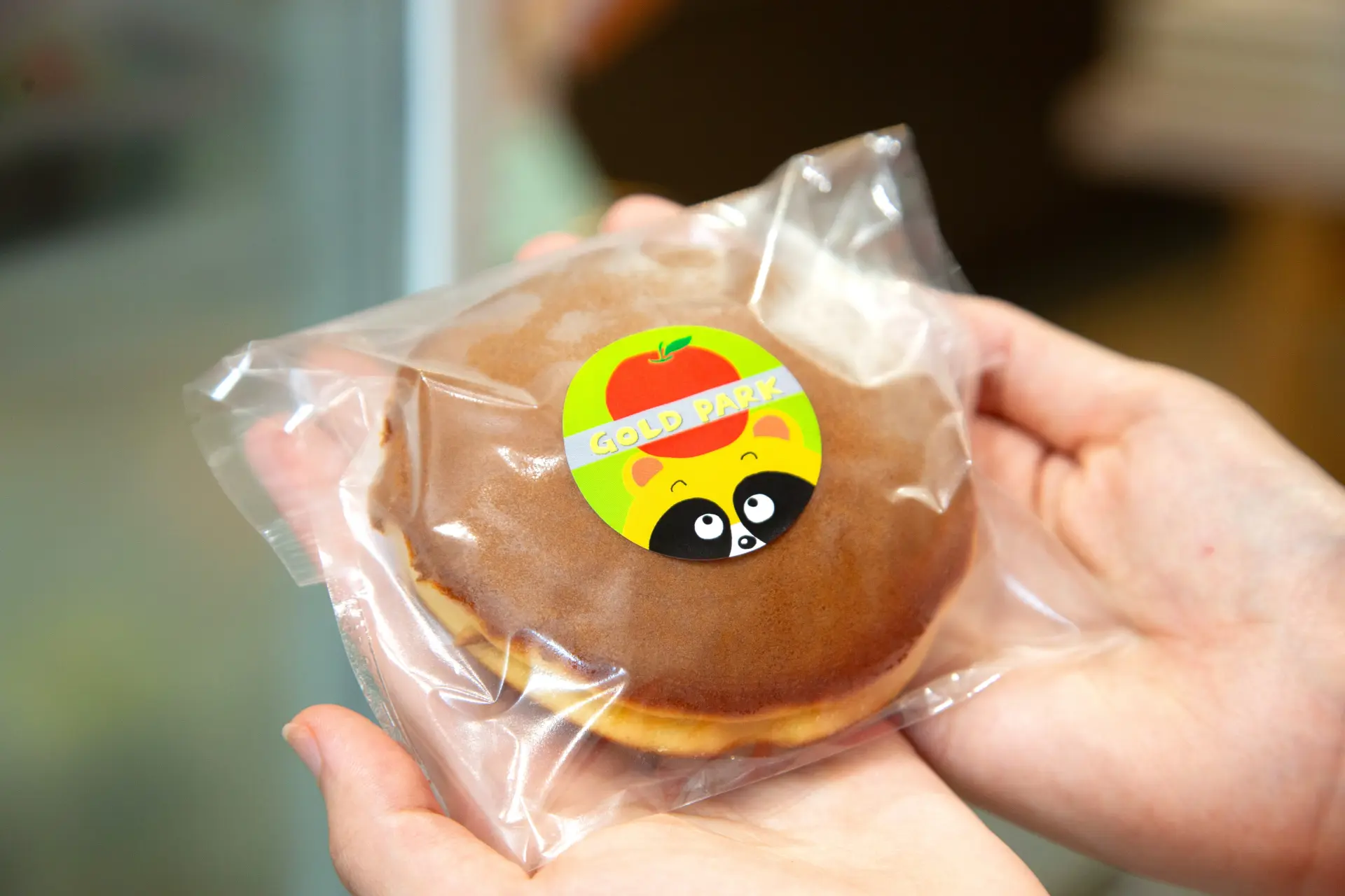 商店内热销的原创点心「苹果奶油铜锣烧（りんごバターどら焼き）」相当人气