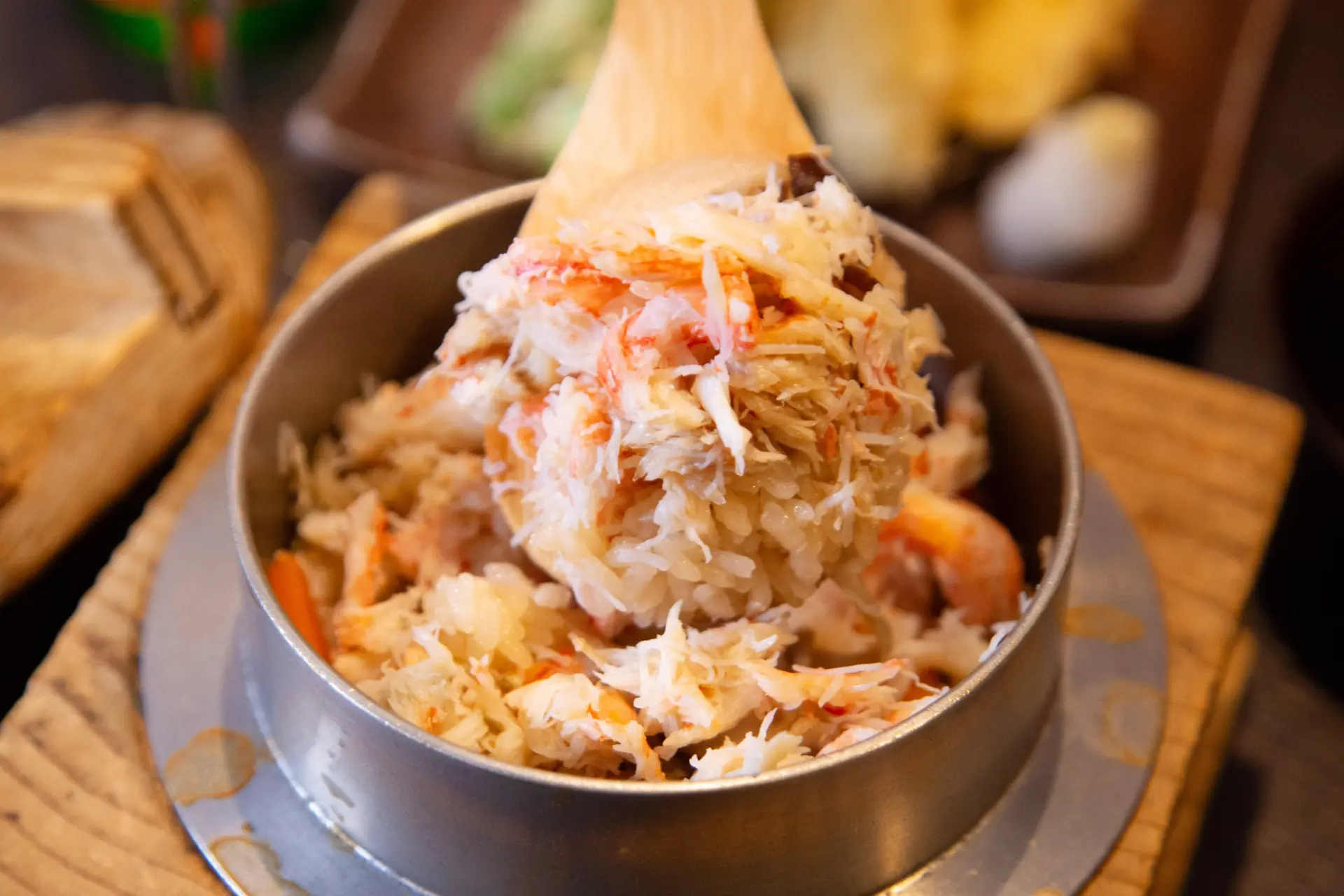 铺满鲜嫩蟹肉的「螃蟹釜饭」份量十足