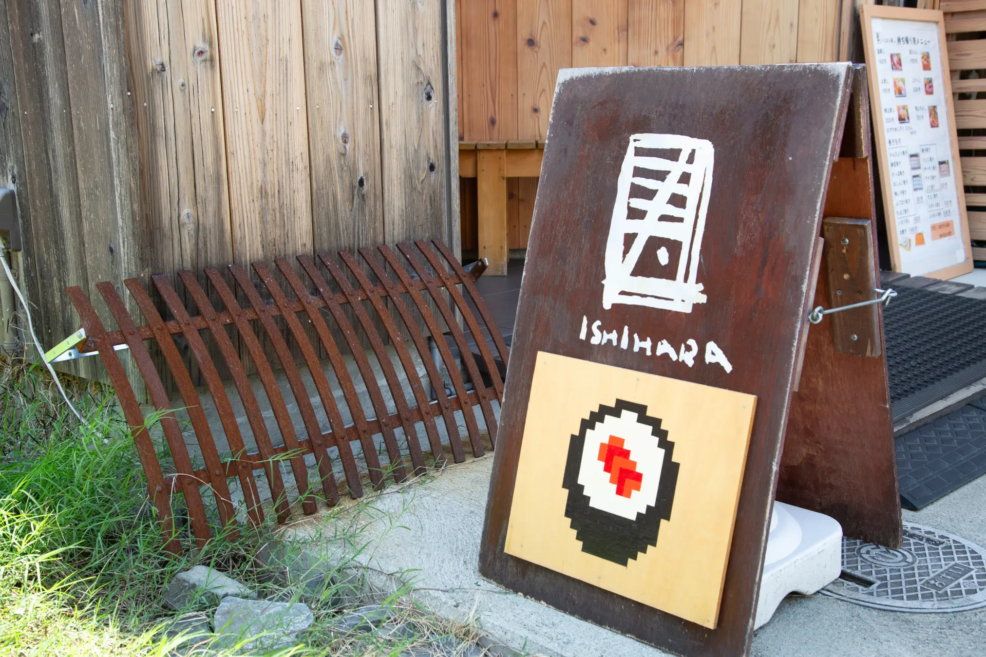 以石原先生的木版画为设计灵感的餐厅看板相当吸睛