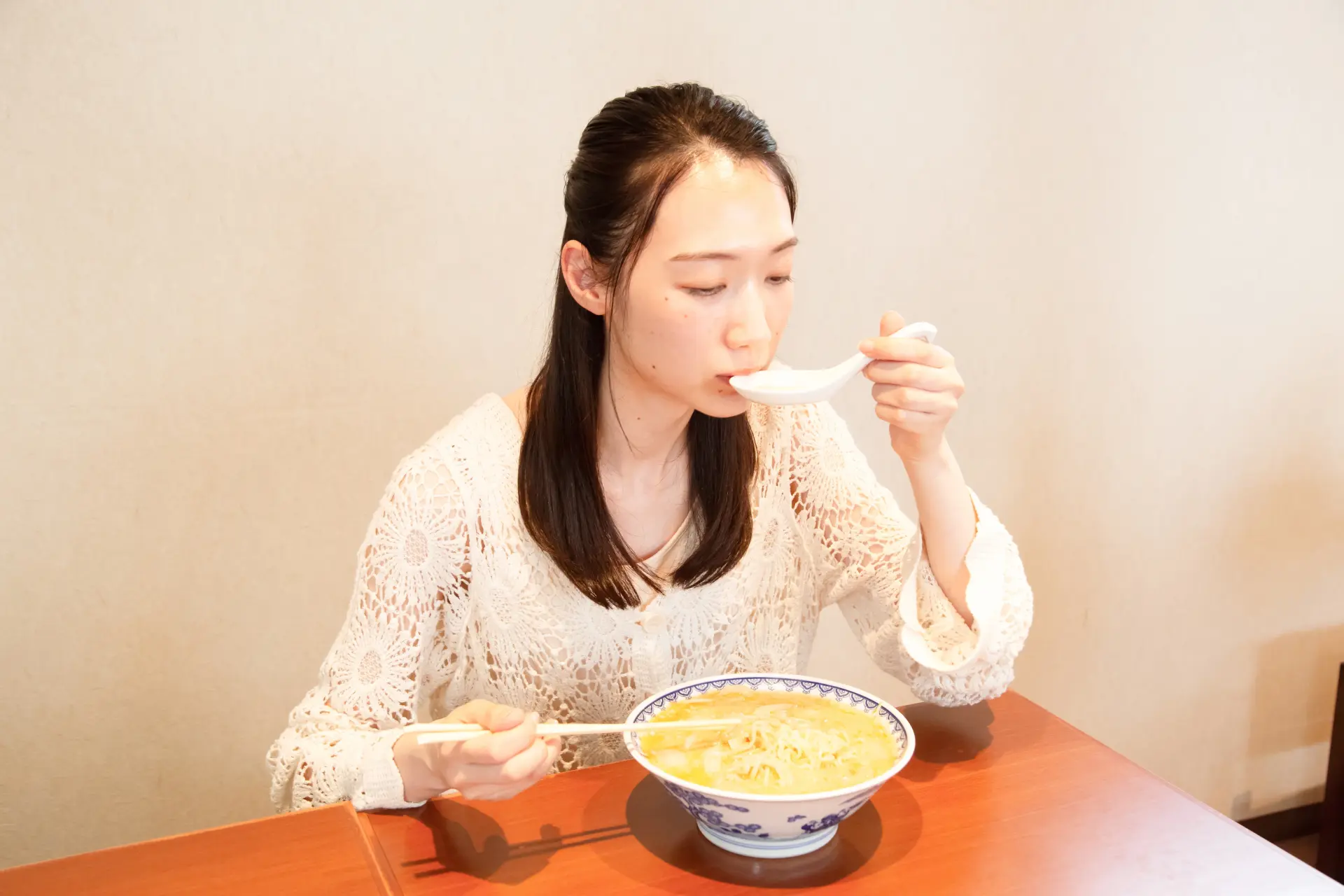 蒜香弥漫店内，令人食指大动的浓郁汤头
