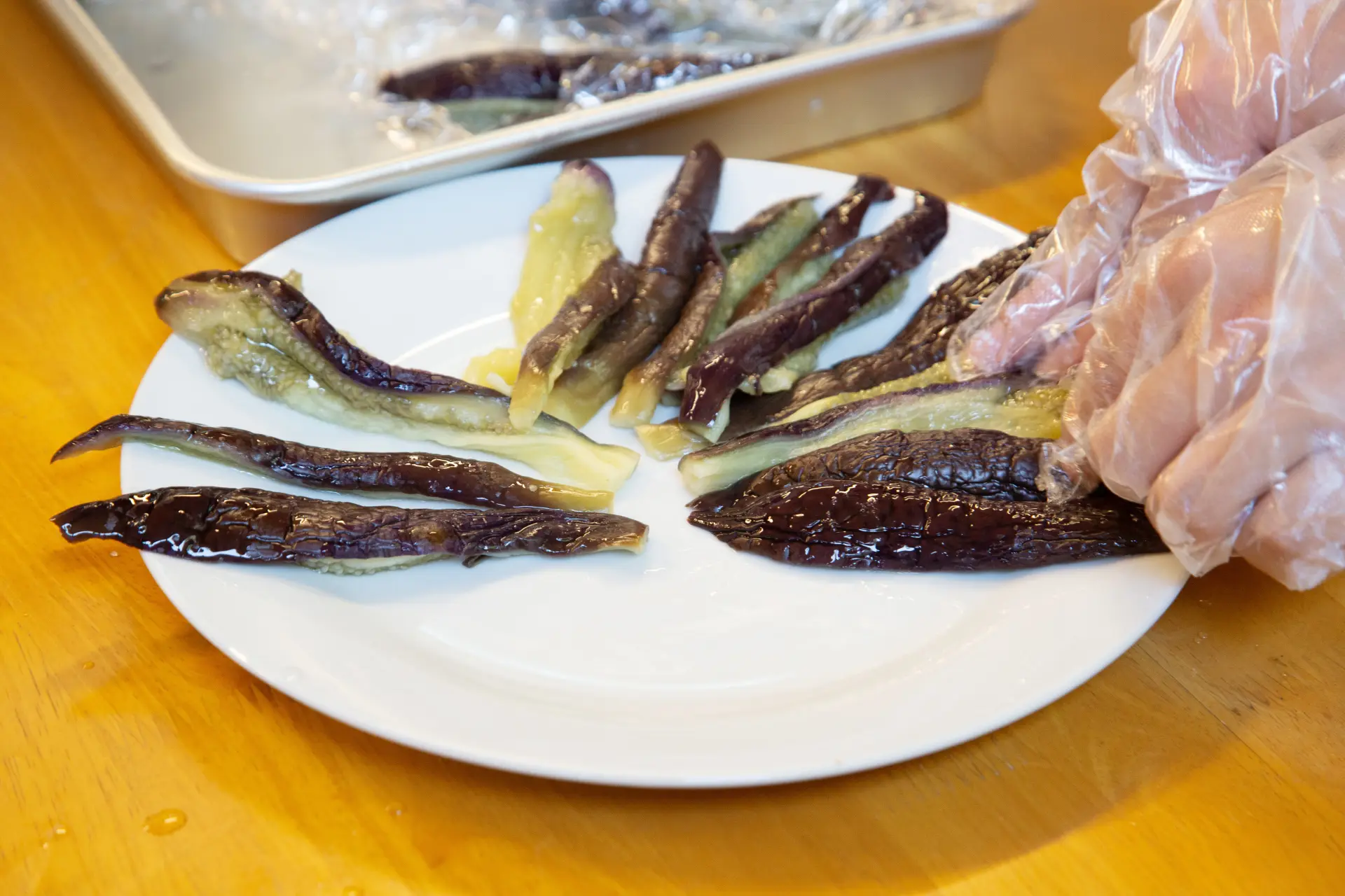 參加者也體驗了製作「涼拌炸茄子」的過程