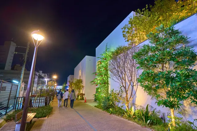 夜の風景も美しいユニークな商業空間