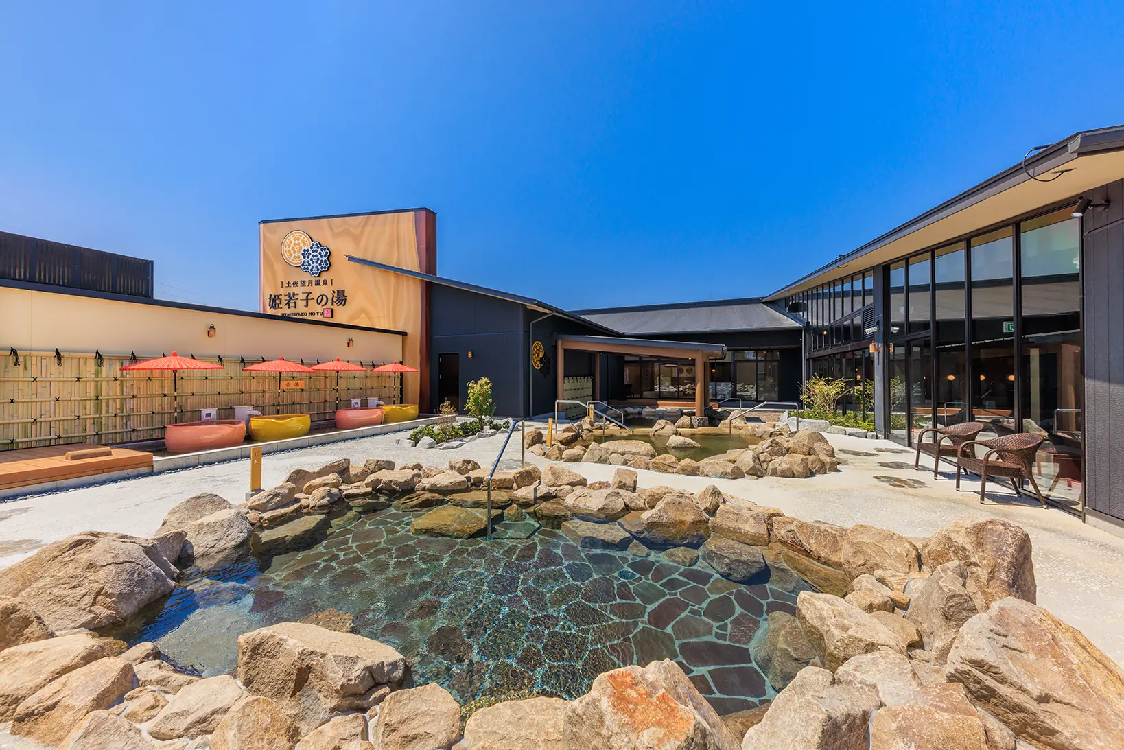 高知県内最大級の露天風呂や季節に応じた薬湯など種類豊富な風呂で癒される