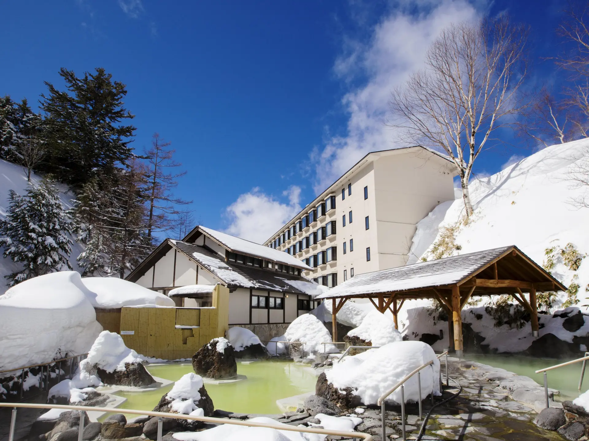 「万座高原ホテル」へは「万座温泉スキー場」から送迎バスあり