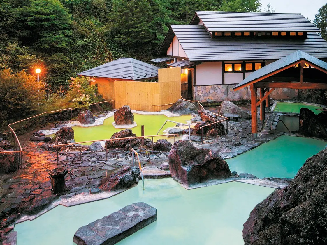 「万座高原ホテル」は4種類の源泉から引いた「石庭露天風呂」が魅力
