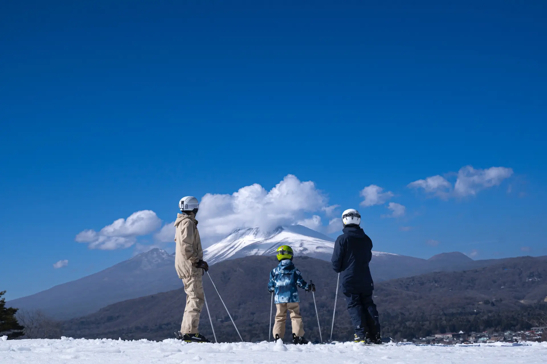 一望滑雪场周围群山交织的绝景