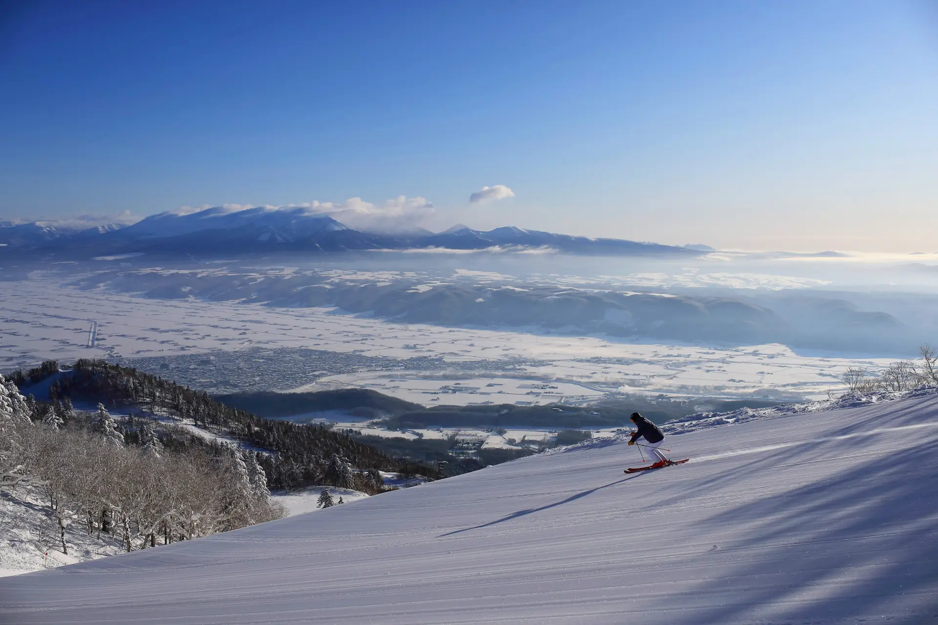 从北之峰山顶能一望「十胜岳大雪山连峰」