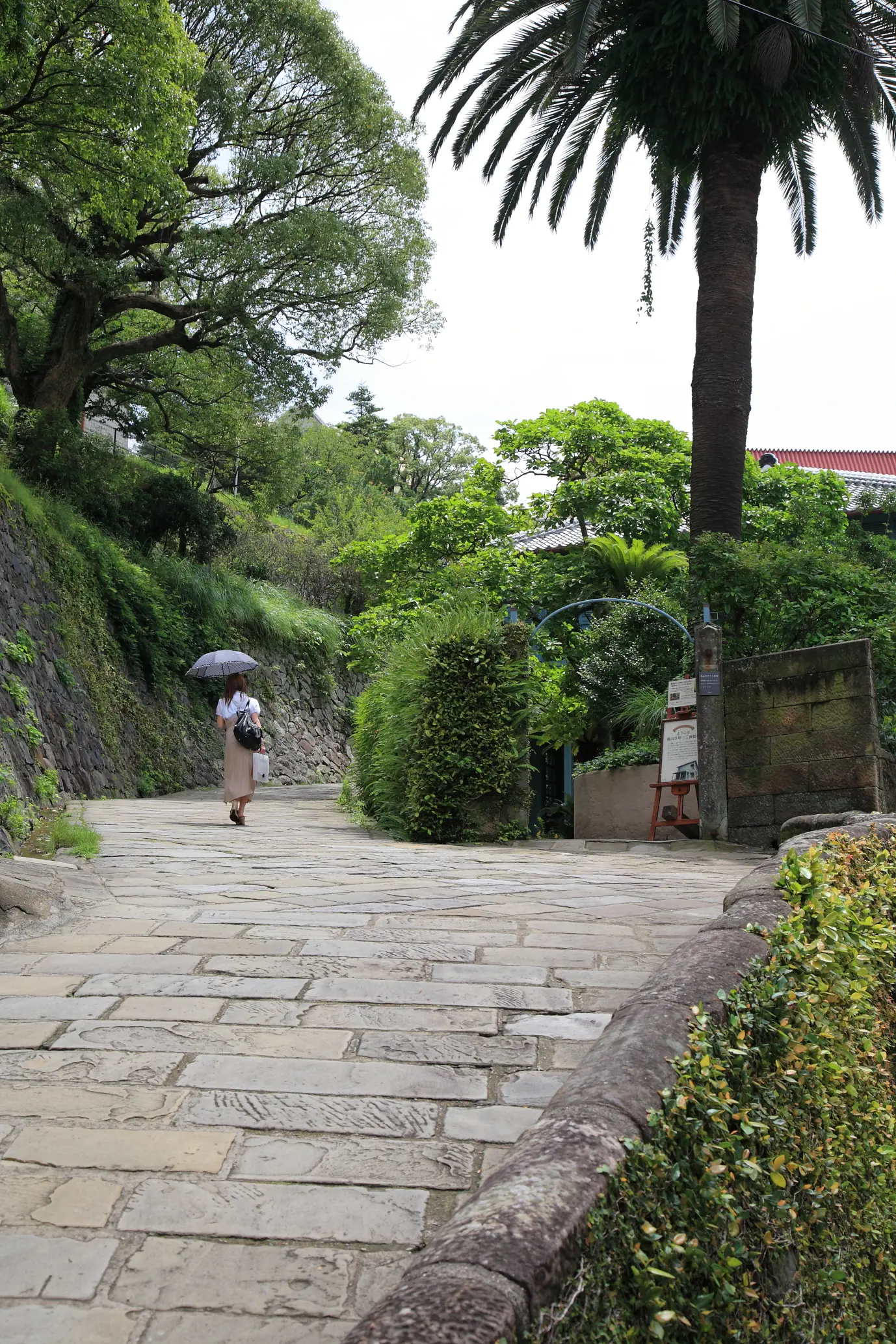 長崎らしい洋館群へ続く石畳の坂道風景を望むならここへ