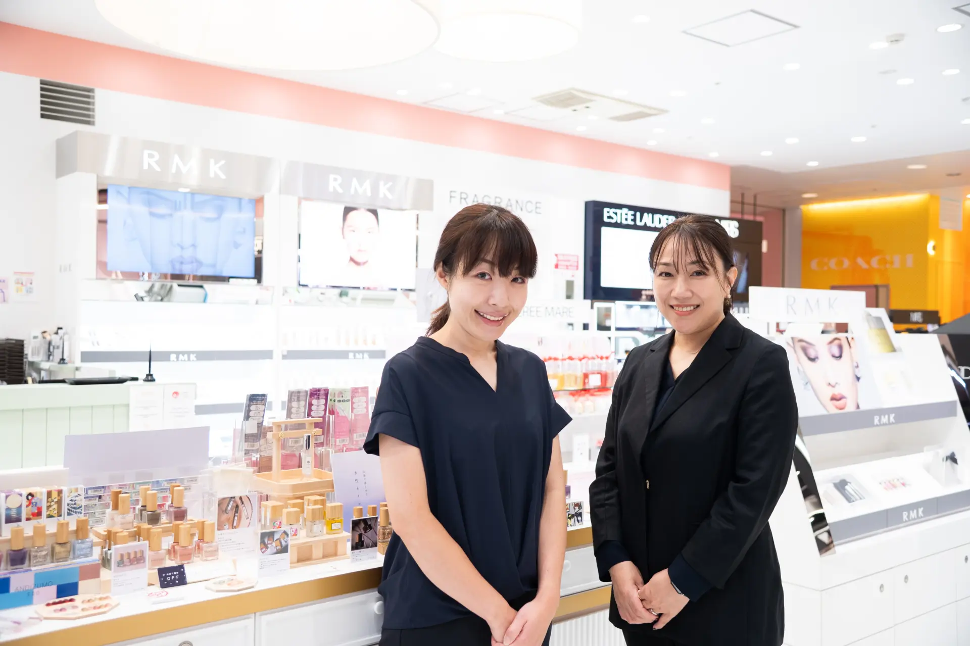 百貨店コスメも扱うDress Table担当のスタッフ