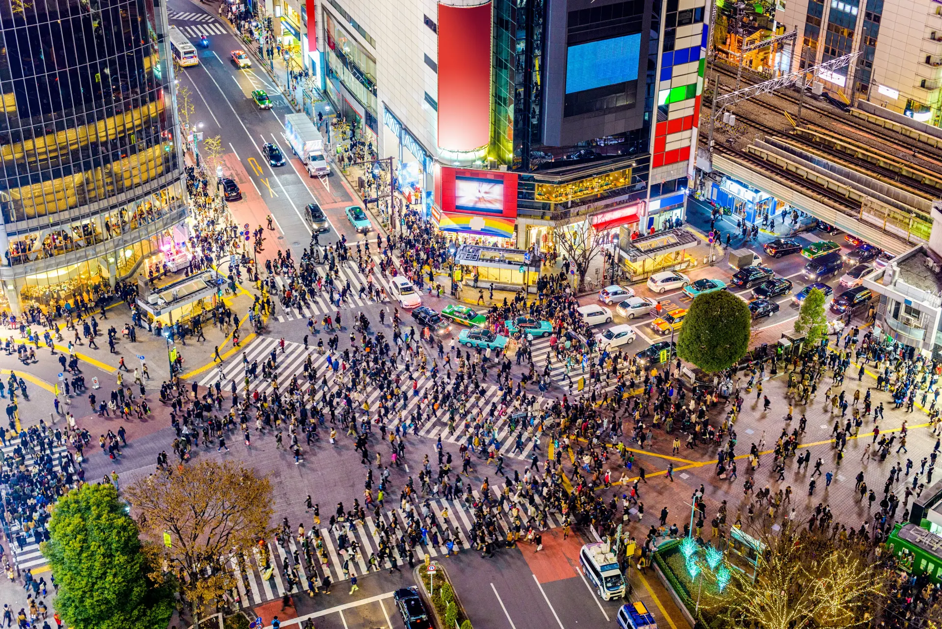 夜、人でごった返す渋谷の交差点