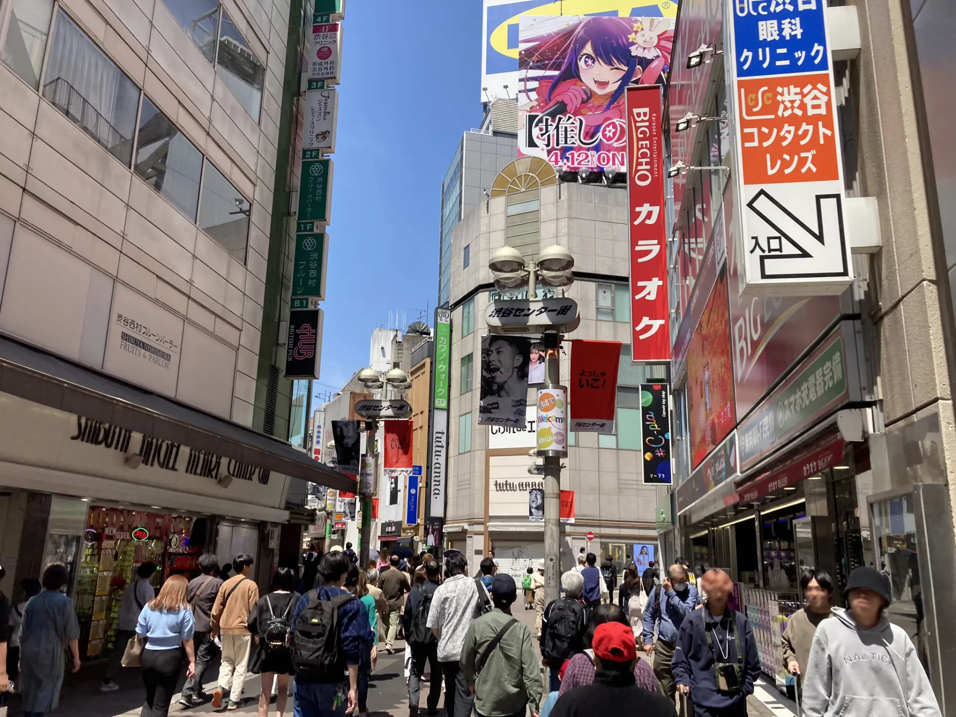夜、人でごった返す渋谷の交差点