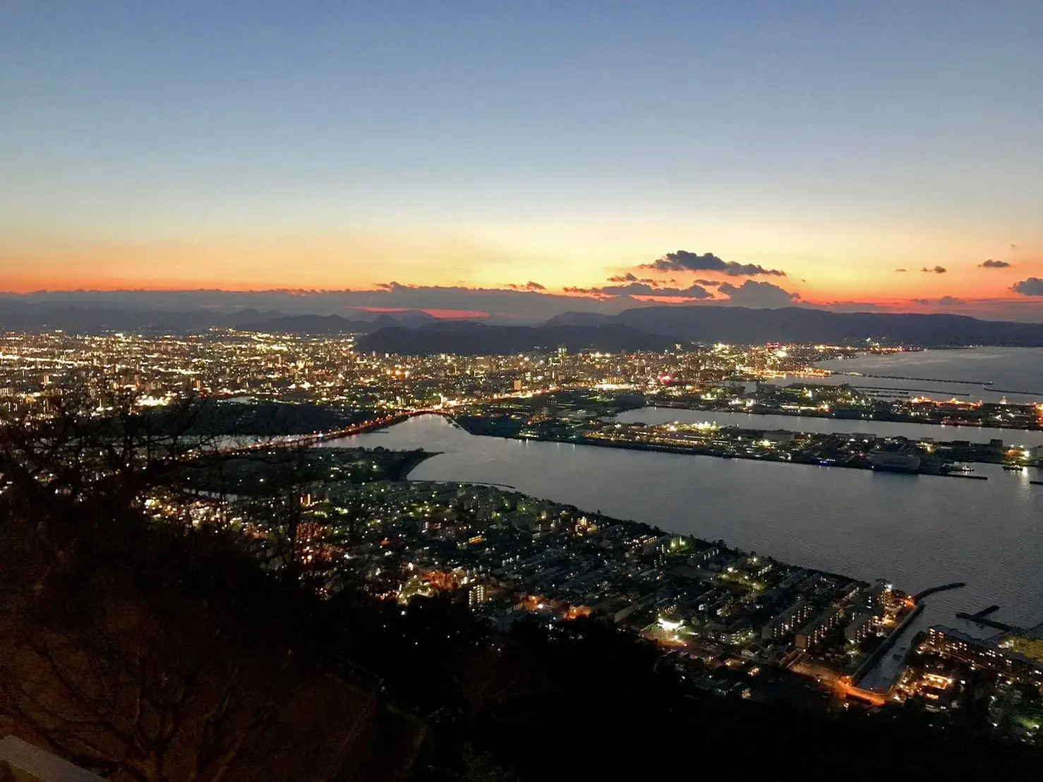 源平合戦の舞台としても有名な、屋根のような形の島