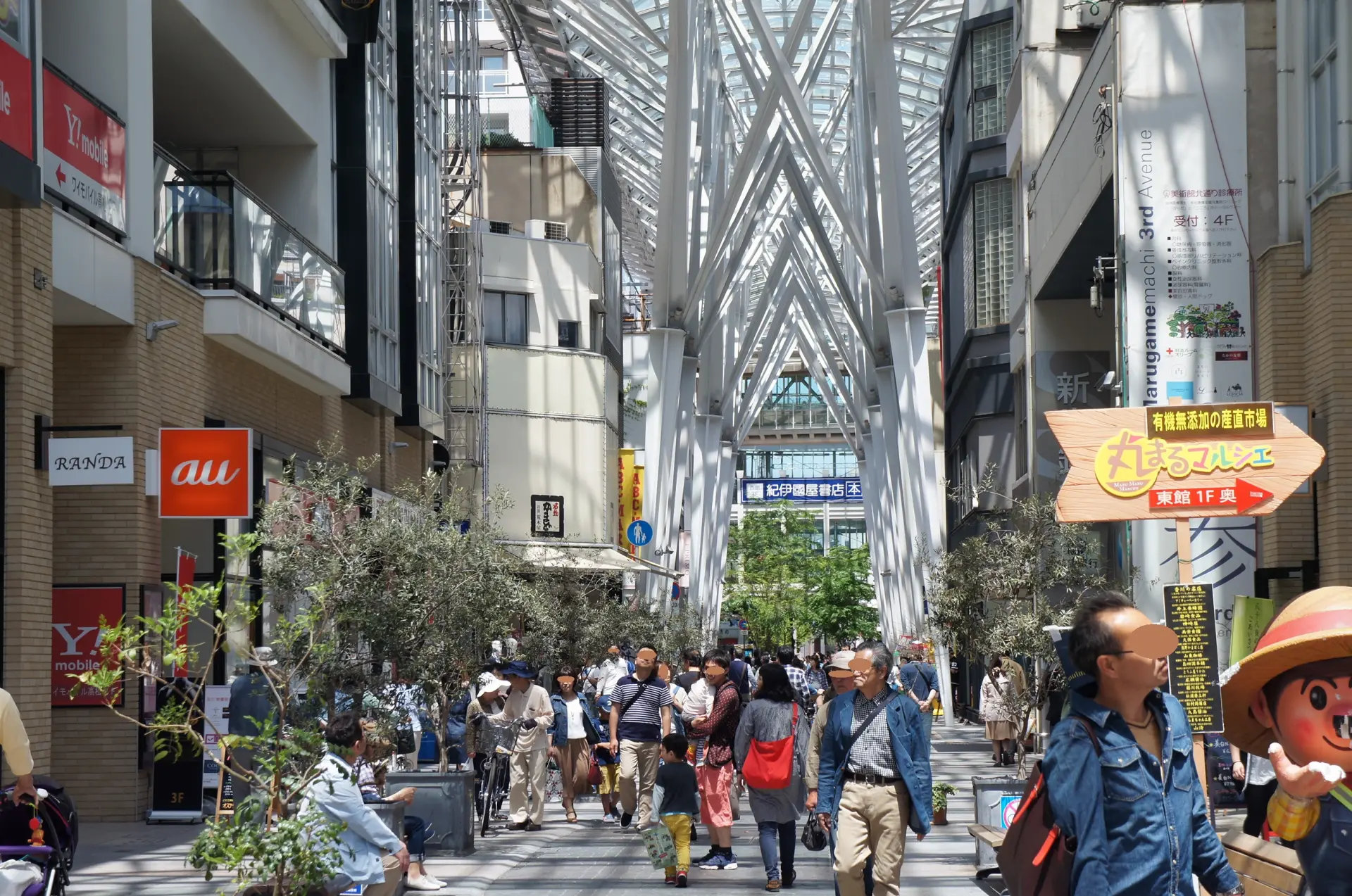 ガラスのアーケードが架かる、お洒落で開放的な商店街