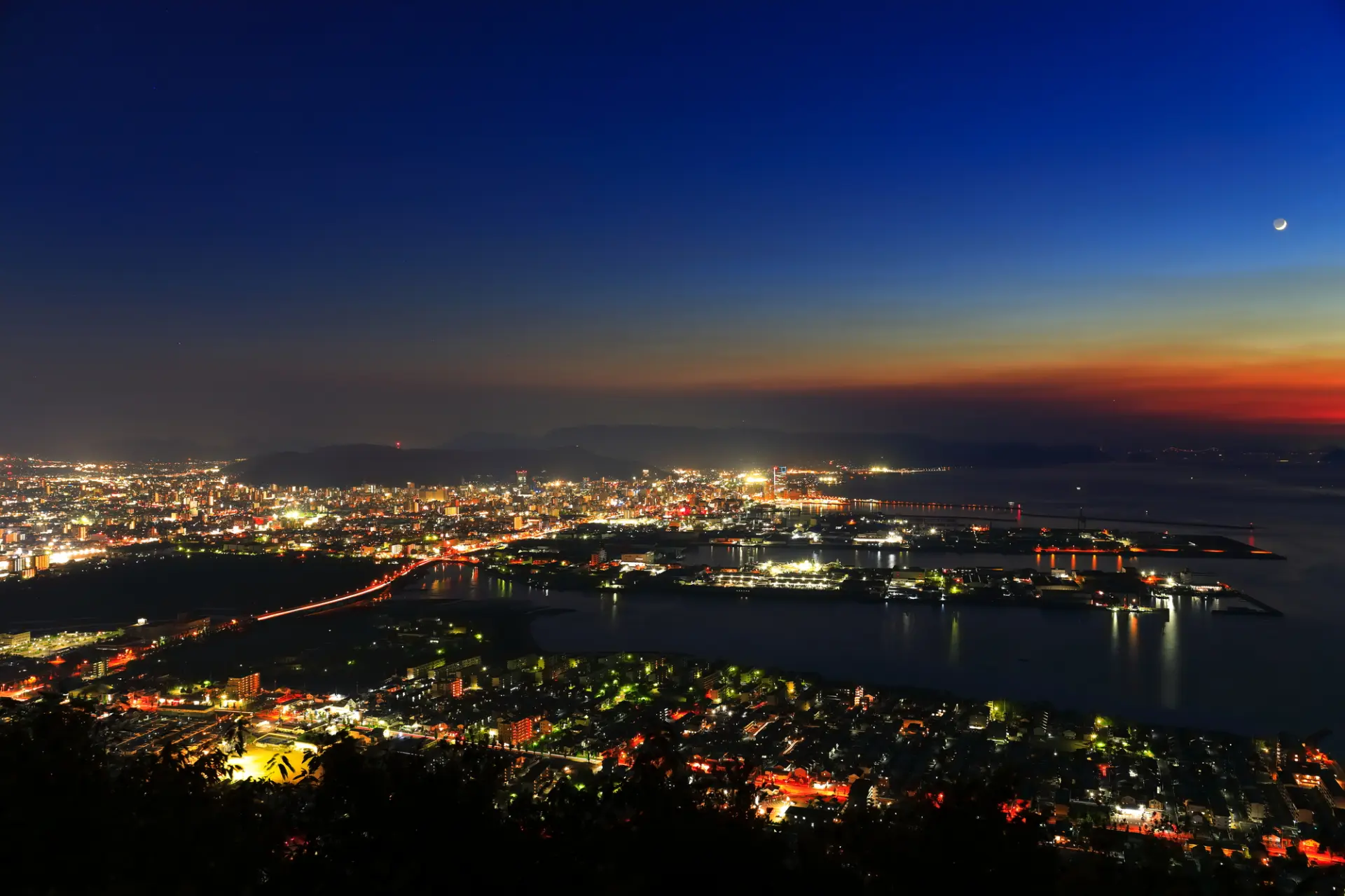 夕焼けから夜景へと変わっていく景色をゆっくり眺めよう