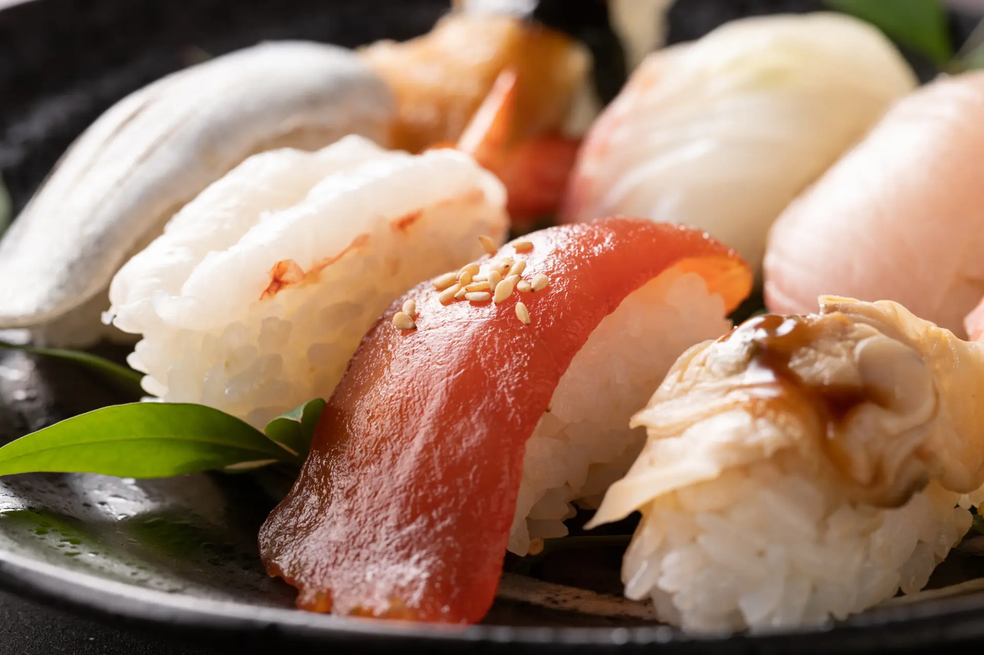瀬戸内海の旬の魚介を寿司や刺身で堪能できる日本料理店(※写真はイメージです。)
