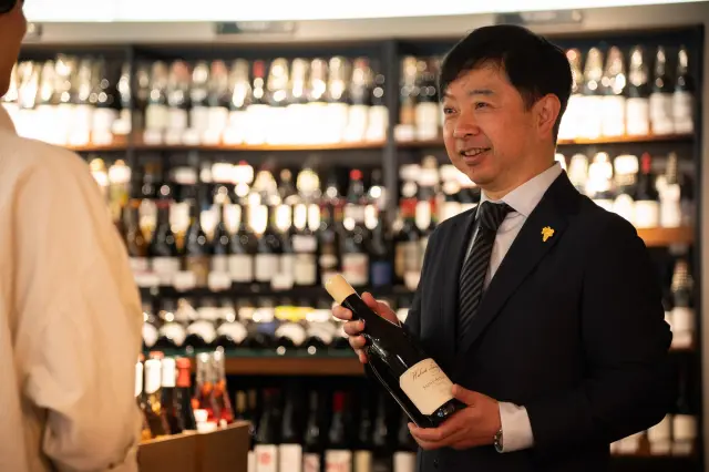 常駐店內的資深侍酒師和其他具備侍酒師資格證照的專業人員