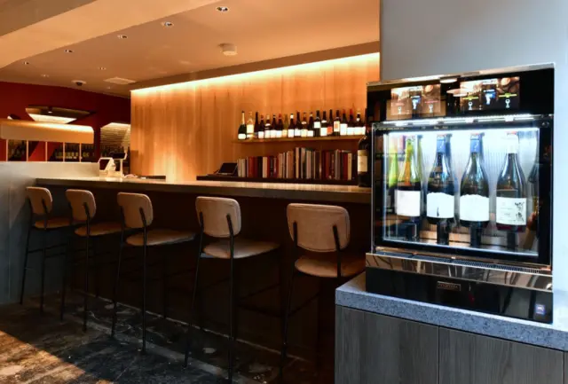 可以慢慢品嚐的試飲櫃台，以及能輕鬆品飲比較的試飲機（需付費）