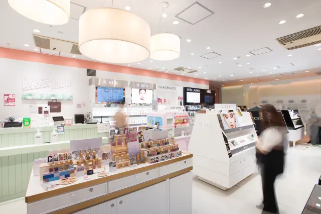 以白色為基調的空間點綴著粉彩色調