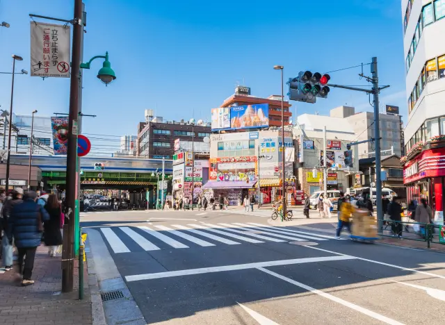 様々なお店がひしめき合う新大久保の街