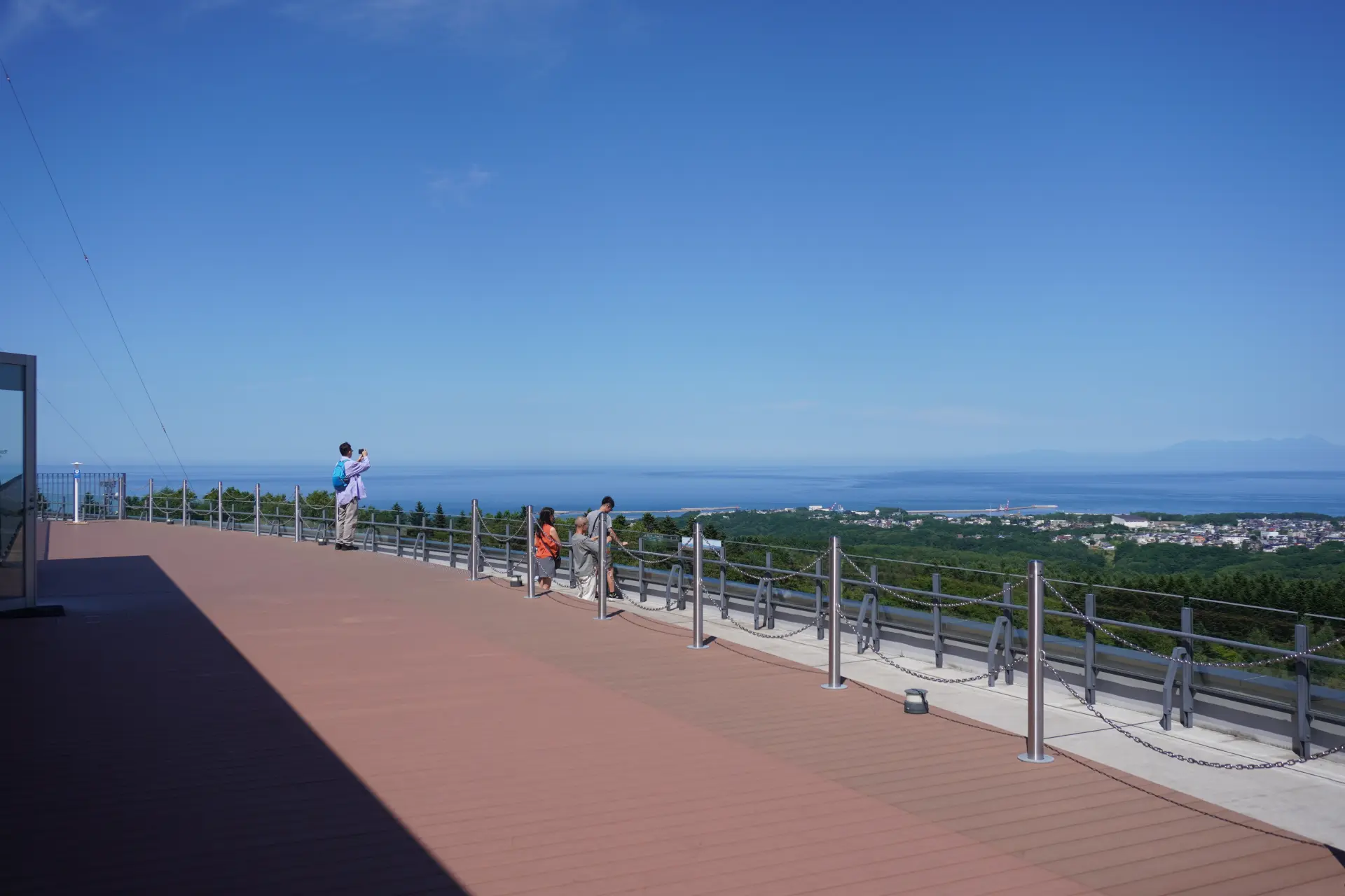 天都山のてっぺんからオホーツク海を望む