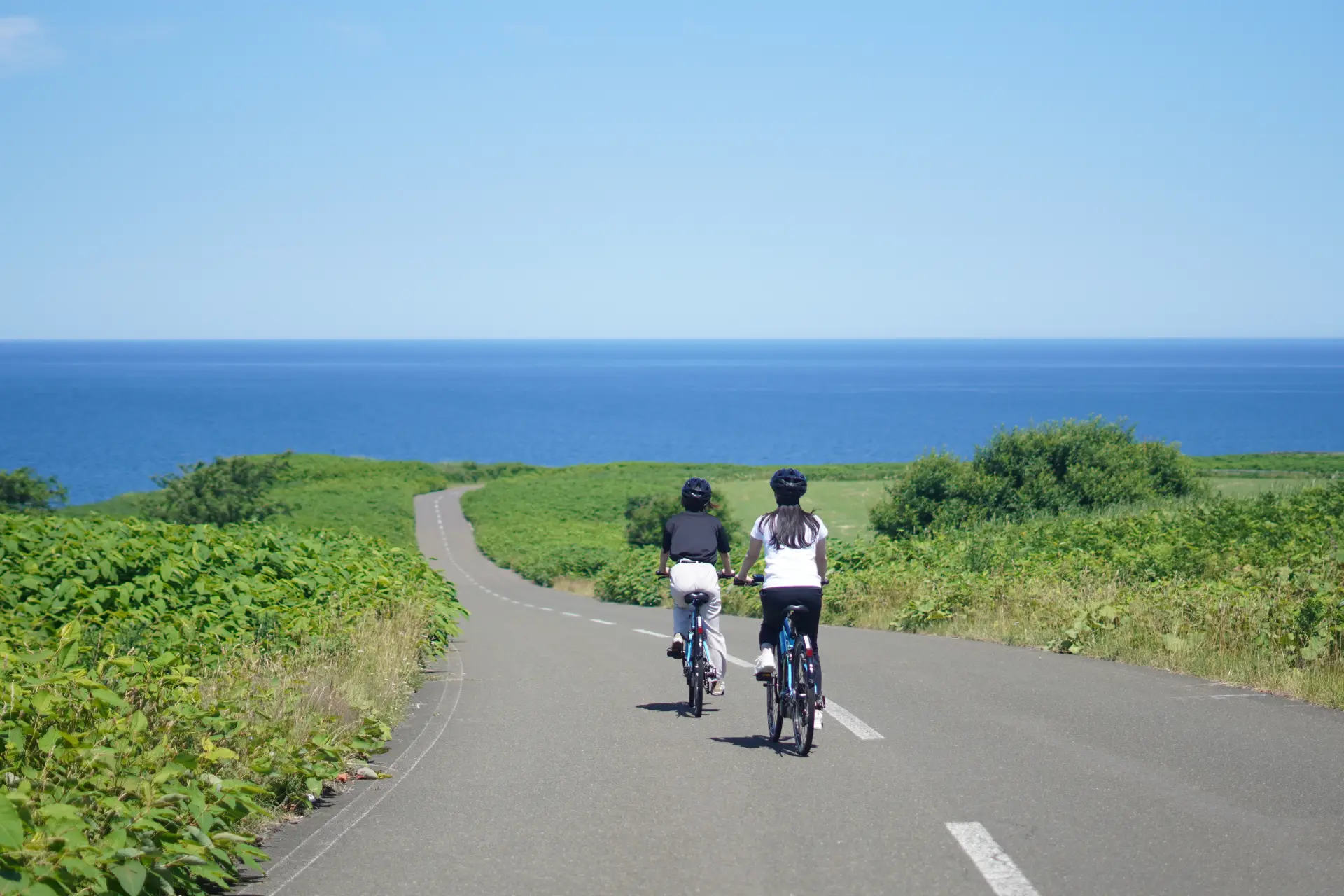 Early summer in Hokkaido is the perfect match for cycling.