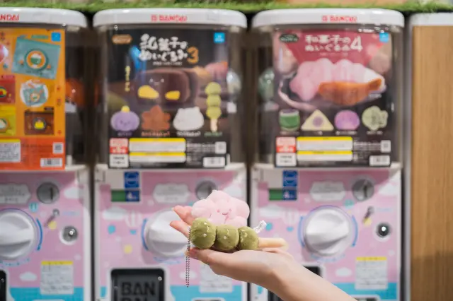 和菓子造型的絨毛玩偶系列也是很受歡迎的扭蛋之一
