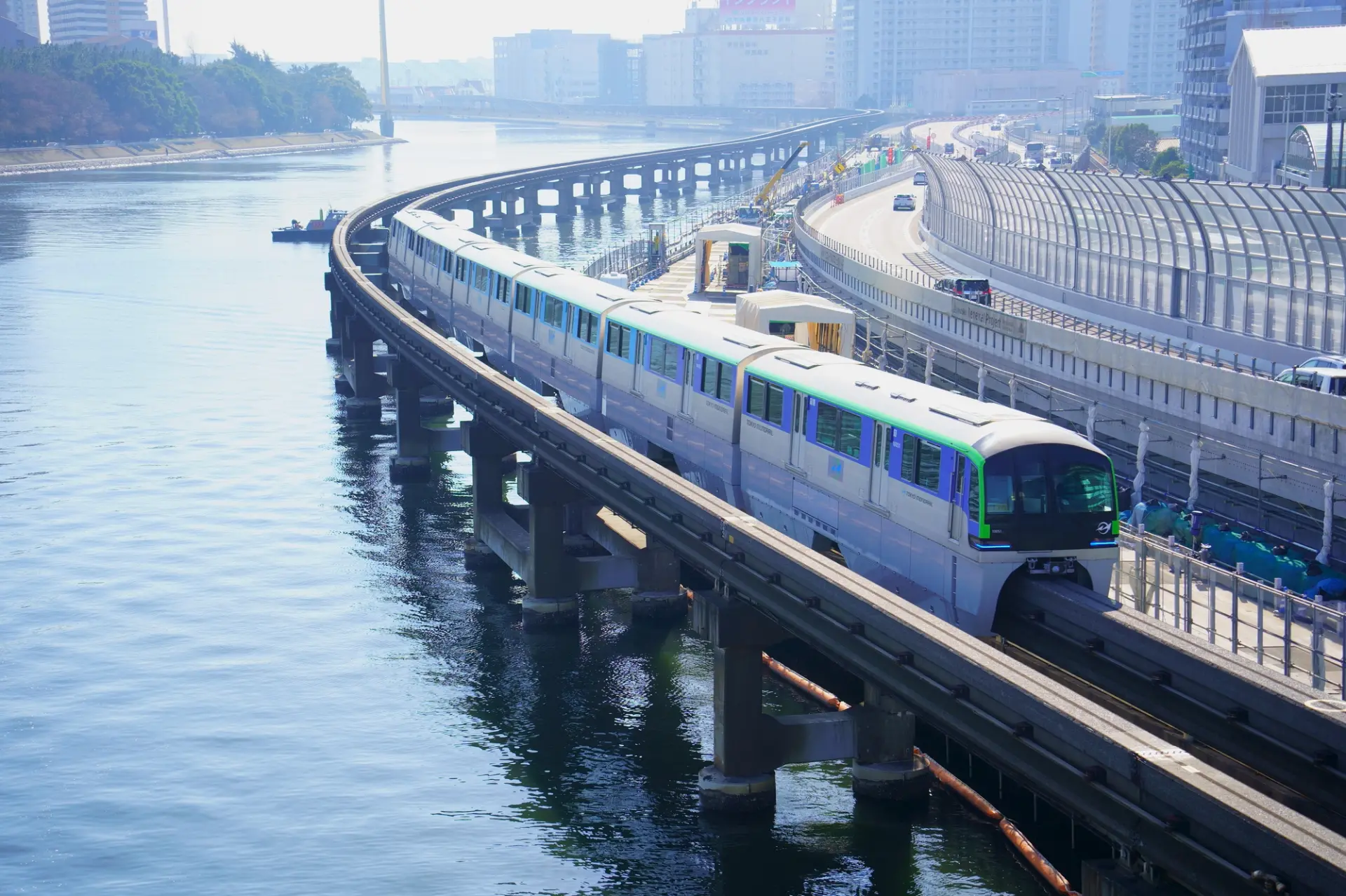 車窓から東京の景色を眺めれば観光気分が高まるはずだ