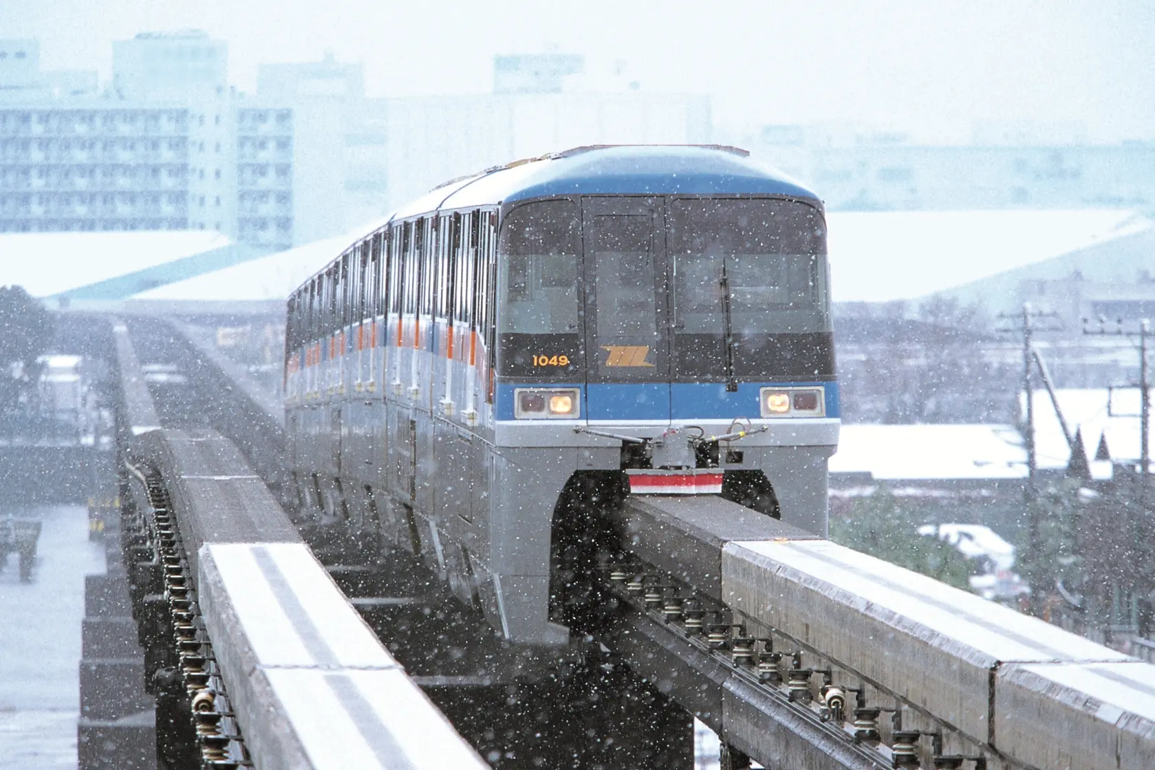 在雪中行駛的東京單軌電車