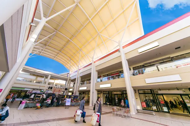 JR仓敷车站附近的Outle购物中心。能在绿树环绕的开放式尽情享受购物乐趣