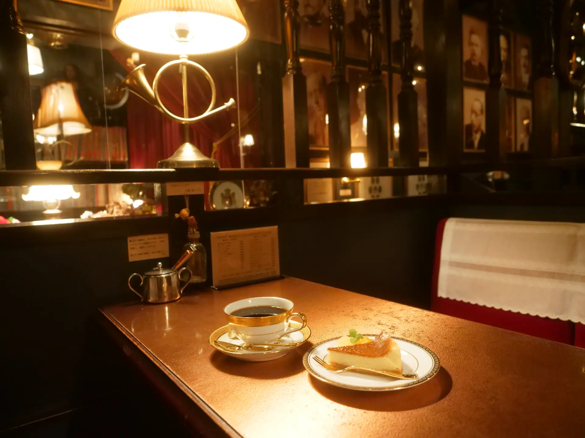 クラシックの名曲が流れる店内で、自家焙煎珈琲をゆったりと味わえる名曲喫茶