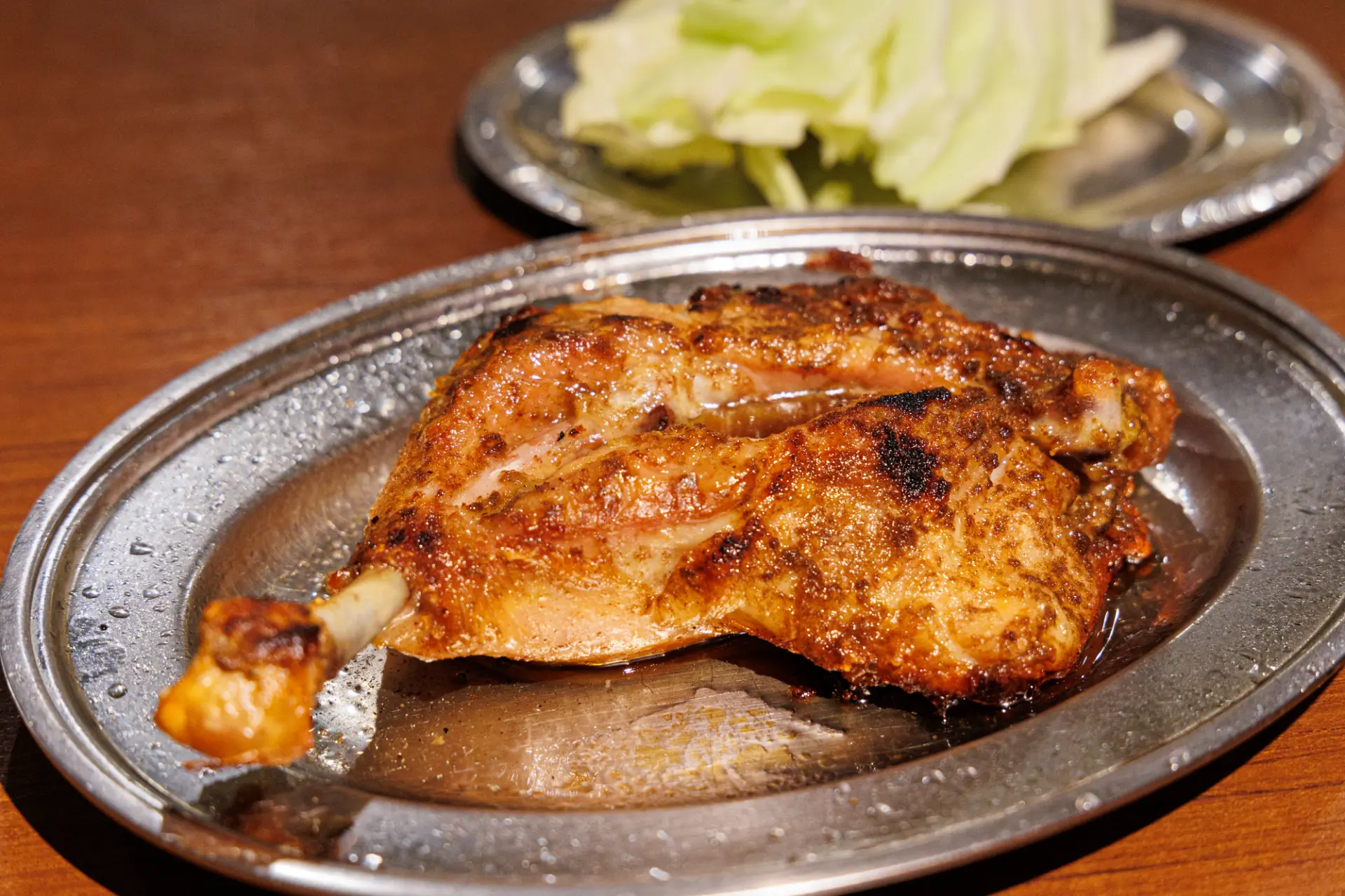 鶏肉の味わい深い旨みを感じる「骨付鳥」