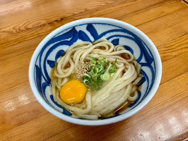卵とネギを乗せたシンプルな「釜玉うどん」
