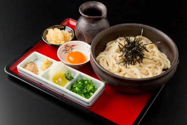 1日4千人が並ぶという、本格的な讃岐うどんが味わえる店