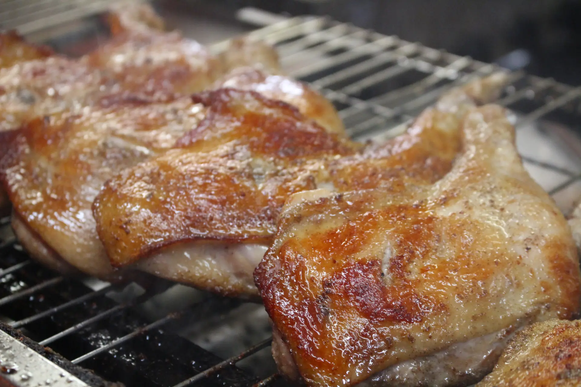 直火で焼き表面をパリッとさせた骨付鳥