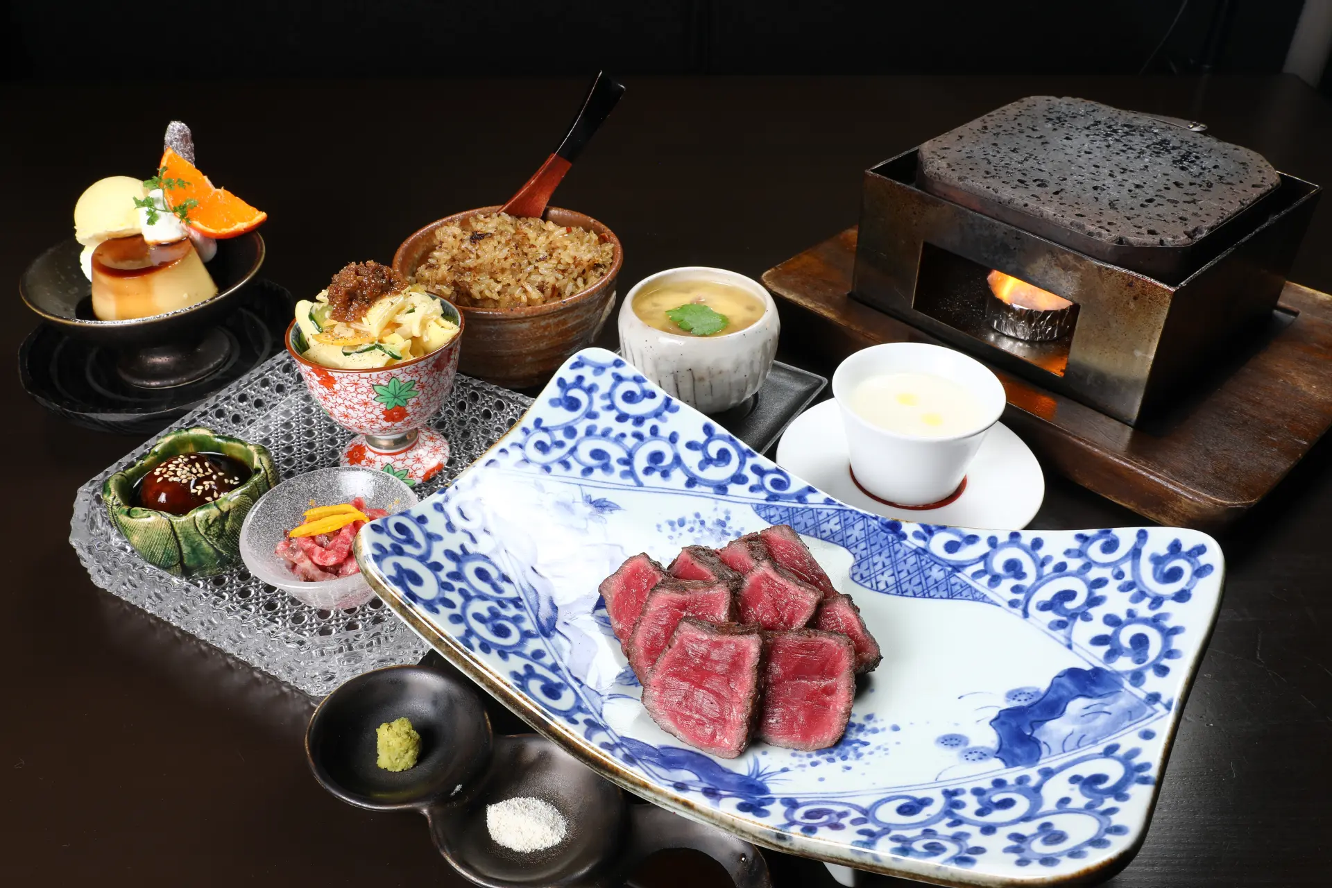 ディナーでは様々な部位の単品とコース料理を味わえる