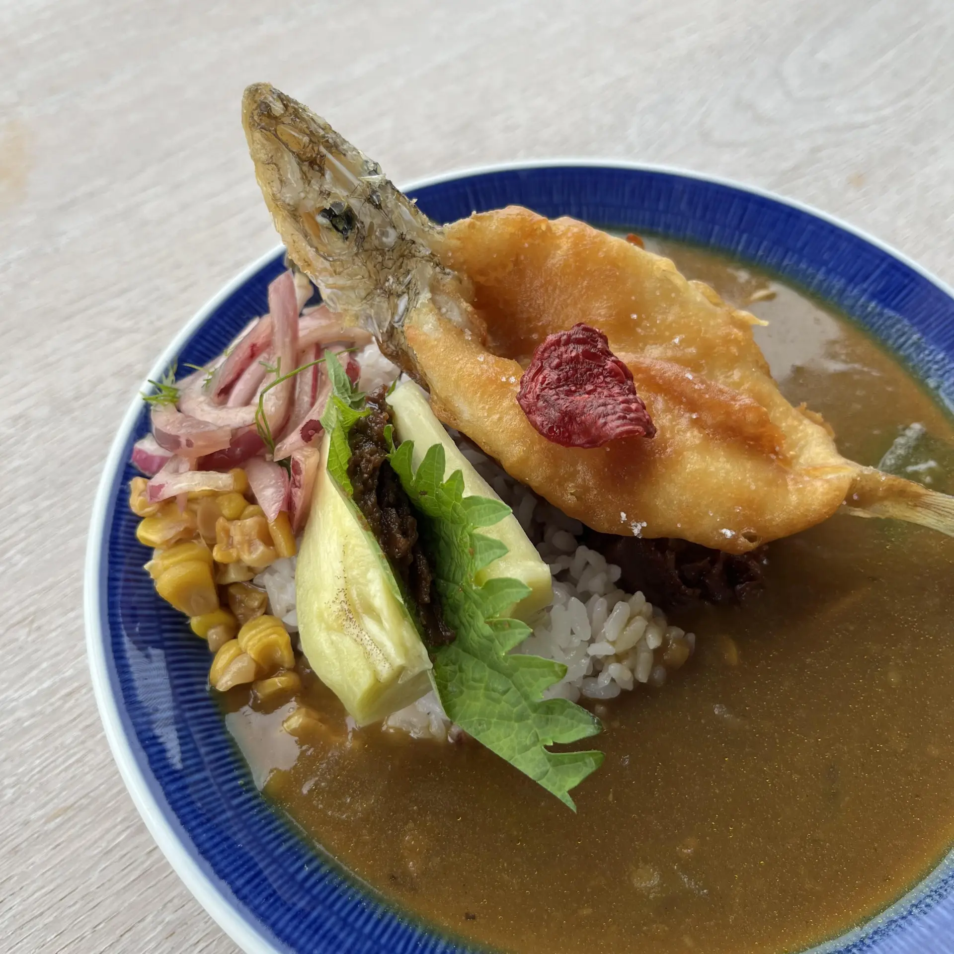 瀬戸内で採れた旬の魚介類をカレーで楽しめる！