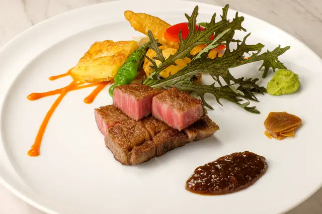 神戸牛をコース料理で贅沢に味わえる