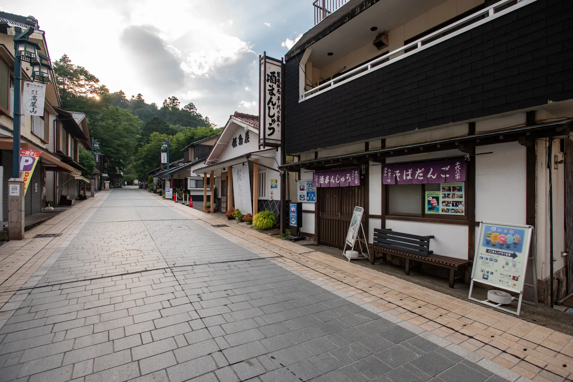 「清滝」駅へ向かう途中には飲食店が立ち並ぶ商店街も