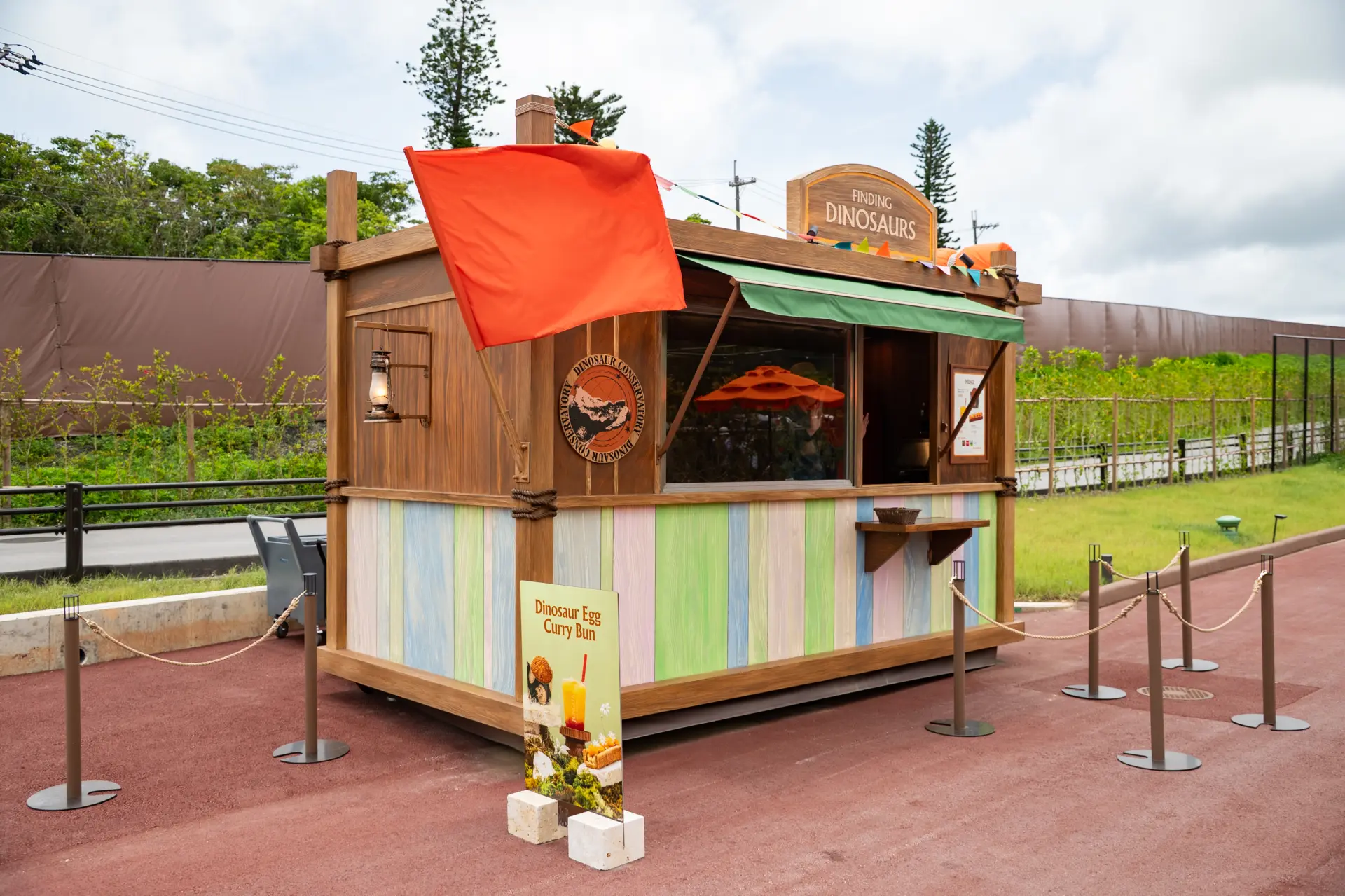 点在する「FOOD CART(フードカート)」で食べ歩きグルメを