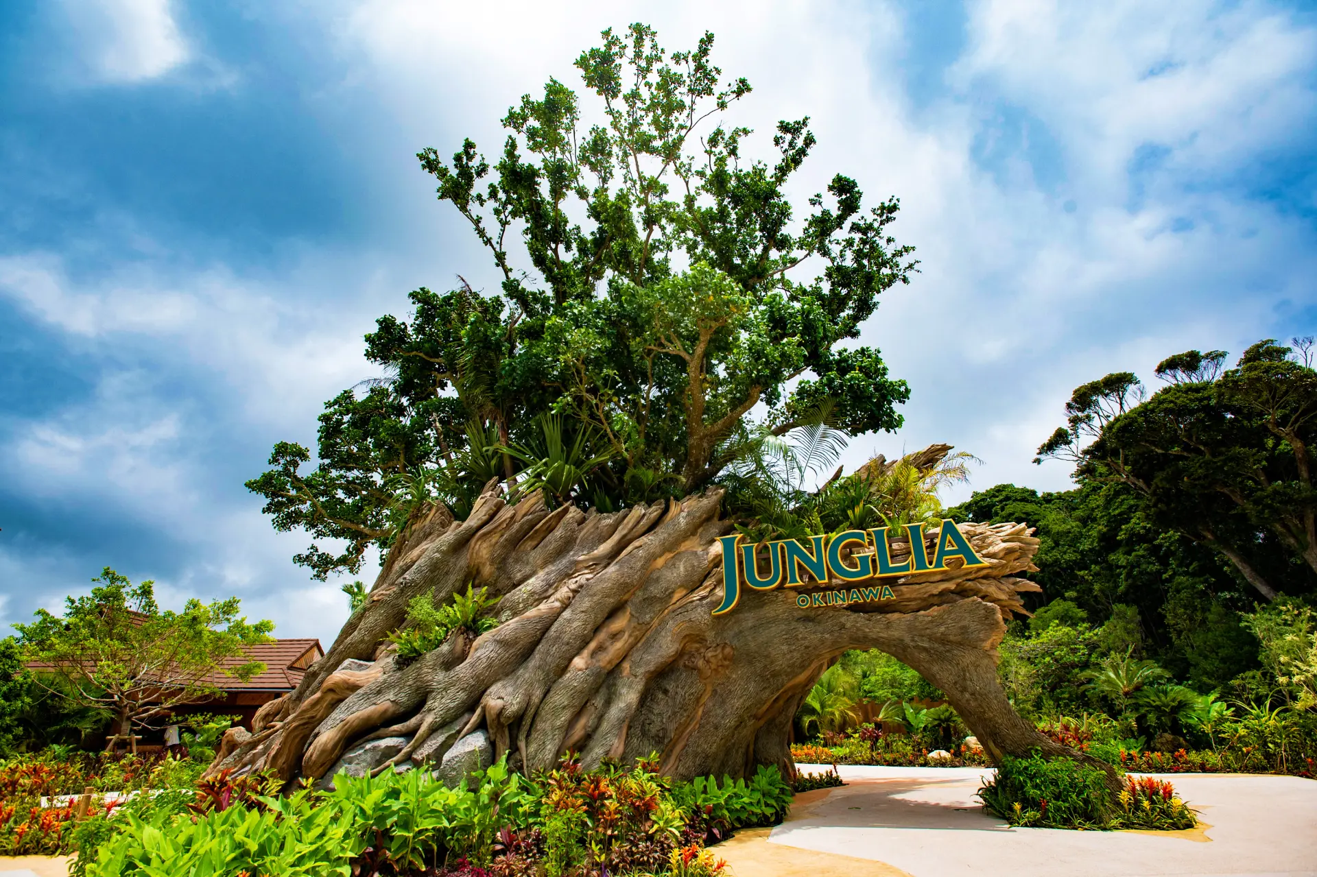 パークの入り口で「JUNGLIA TREE」がお出迎え