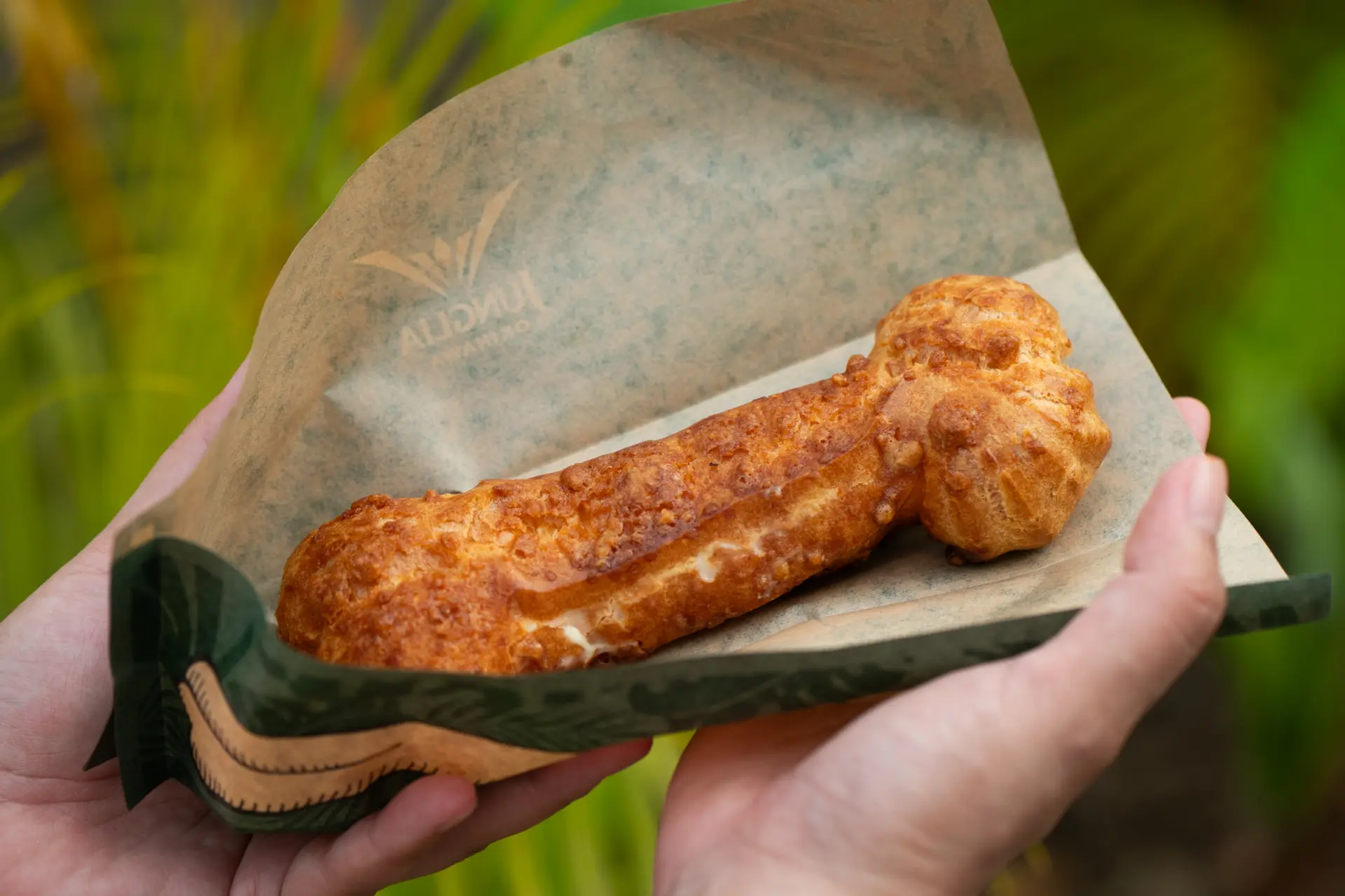 骨の形をした「THE WILDシュー」は味も見た目もインパクト大