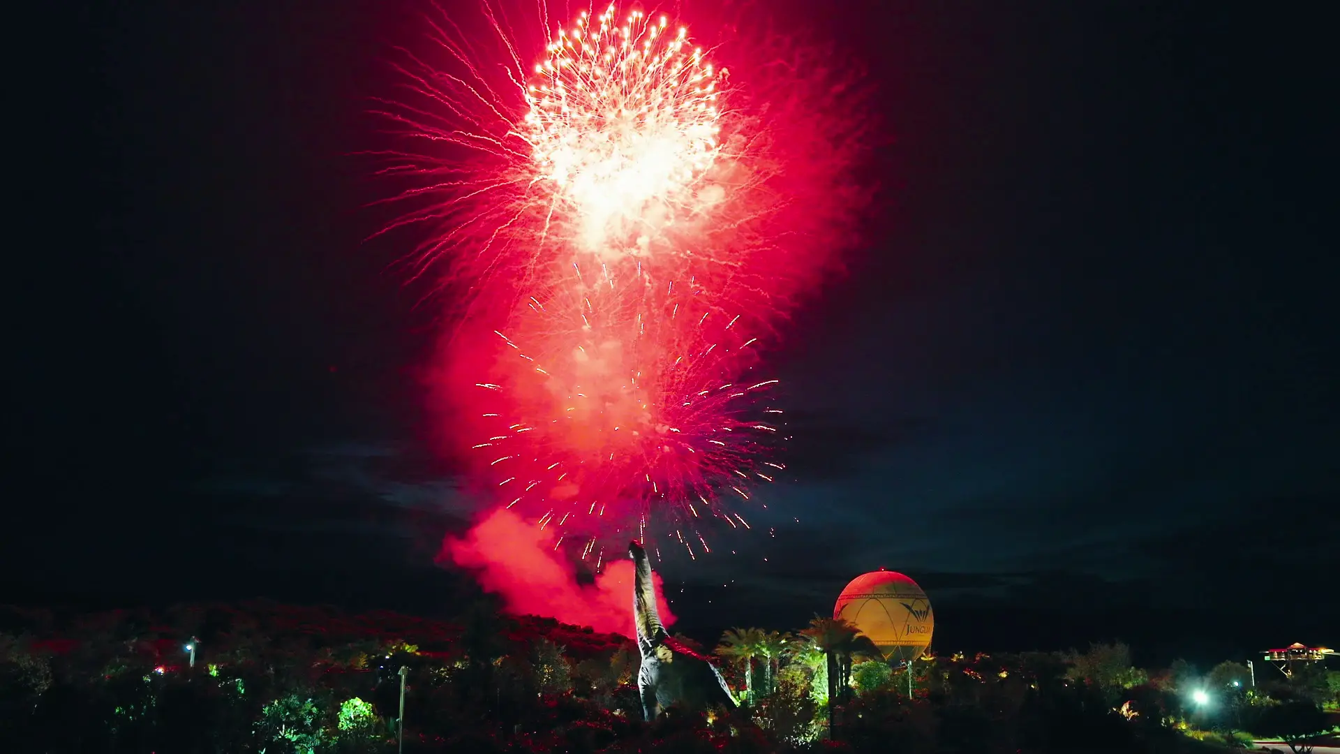 サウンドと光の演出「JUNGLIA “HANABI”（ジャングリア花火）」（画像提供：ジャパンエンターテイメント）