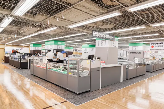 还设有陈列各式名牌腕表的专区